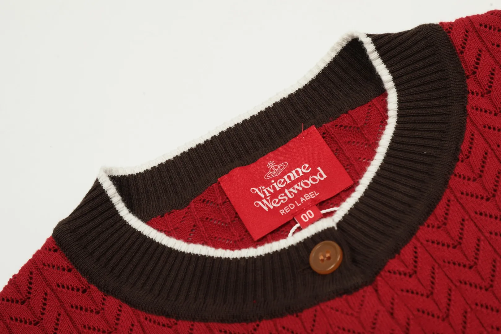 VIVI118 vivienne west wood Vivienne Contrasting Japanese style high-end Korean style cardigan knitted sweater wool 2024 autumn latest style simple contrasting color fashionable high-end wear Size: S -M- L Color: red black